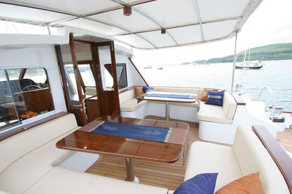 Luxury private yacht charter Singapore